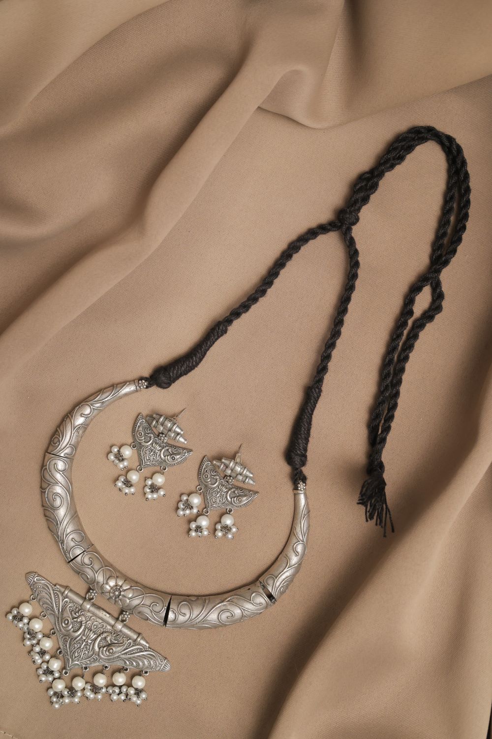 Silver Look-Alike Choker with Fan Shaped Charm with Dangling Beads