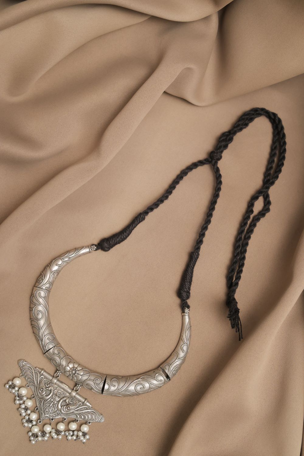 Silver Look-Alike Choker with Fan Shaped Charm with Dangling Beads