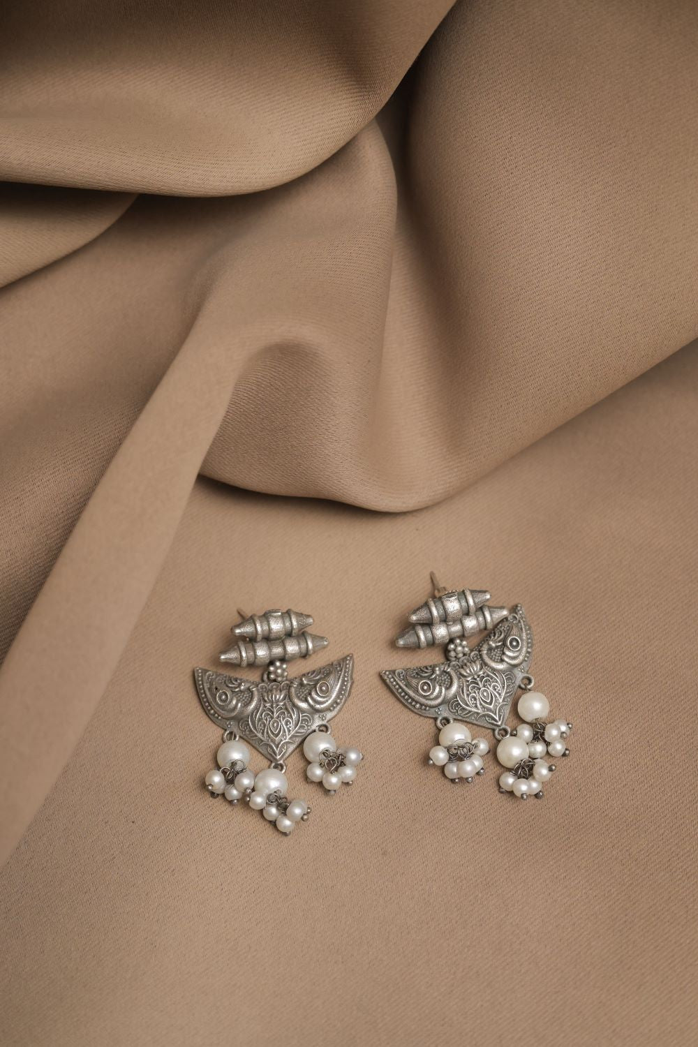 Silver Look-Alike Choker with Fan Shaped Charm with Dangling Beads