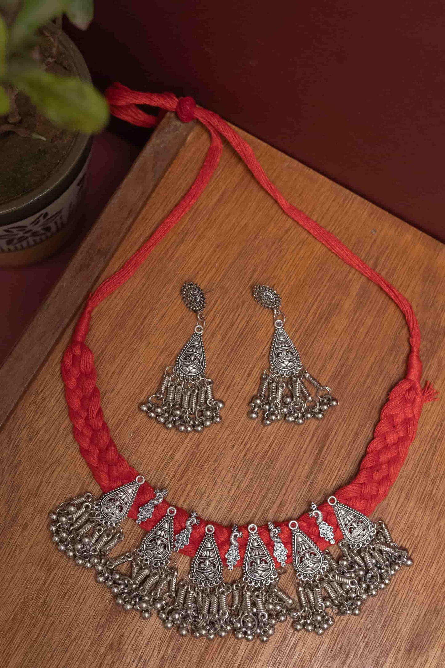 Oxodise Choker with Dangling Silver Beads