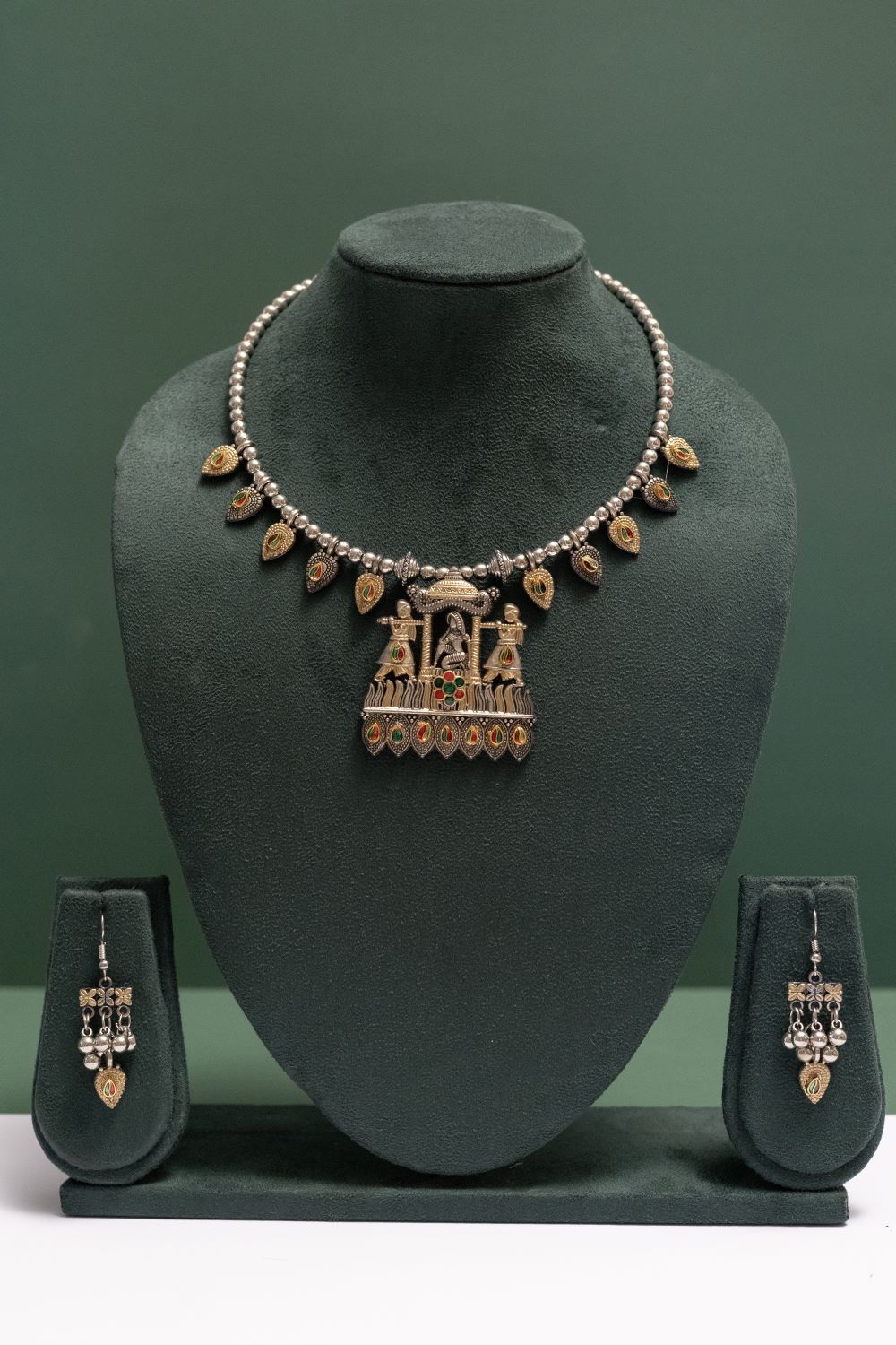 Oxodise Two Tone Royal Palanquin Pendant Necklace with Leaf Motifs