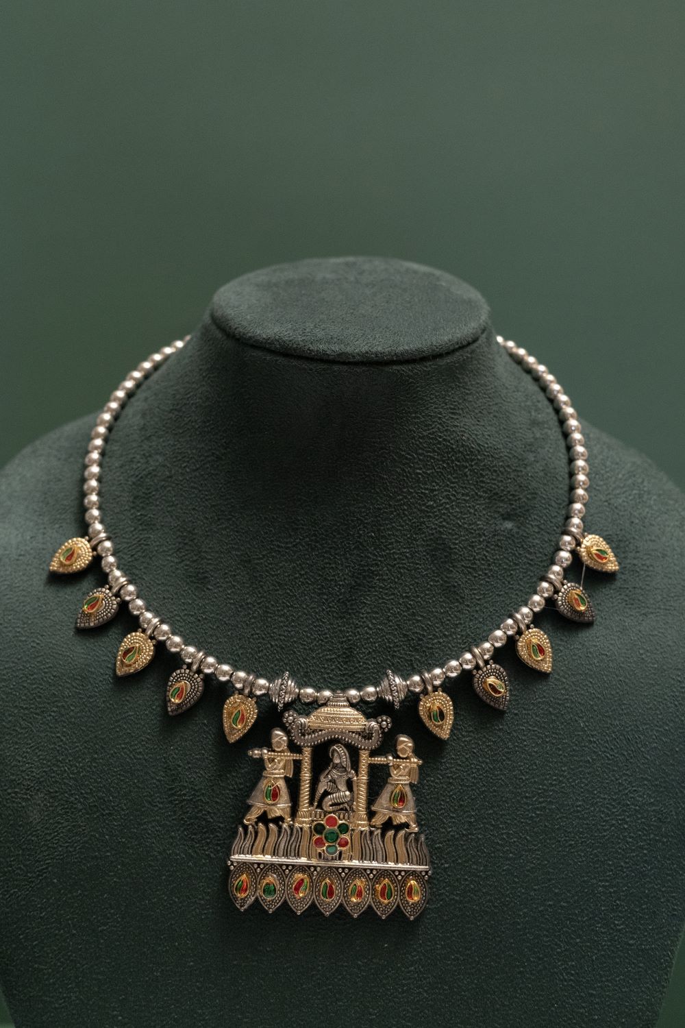 Oxodise Two Tone Royal Palanquin Pendant Necklace with Leaf Motifs
