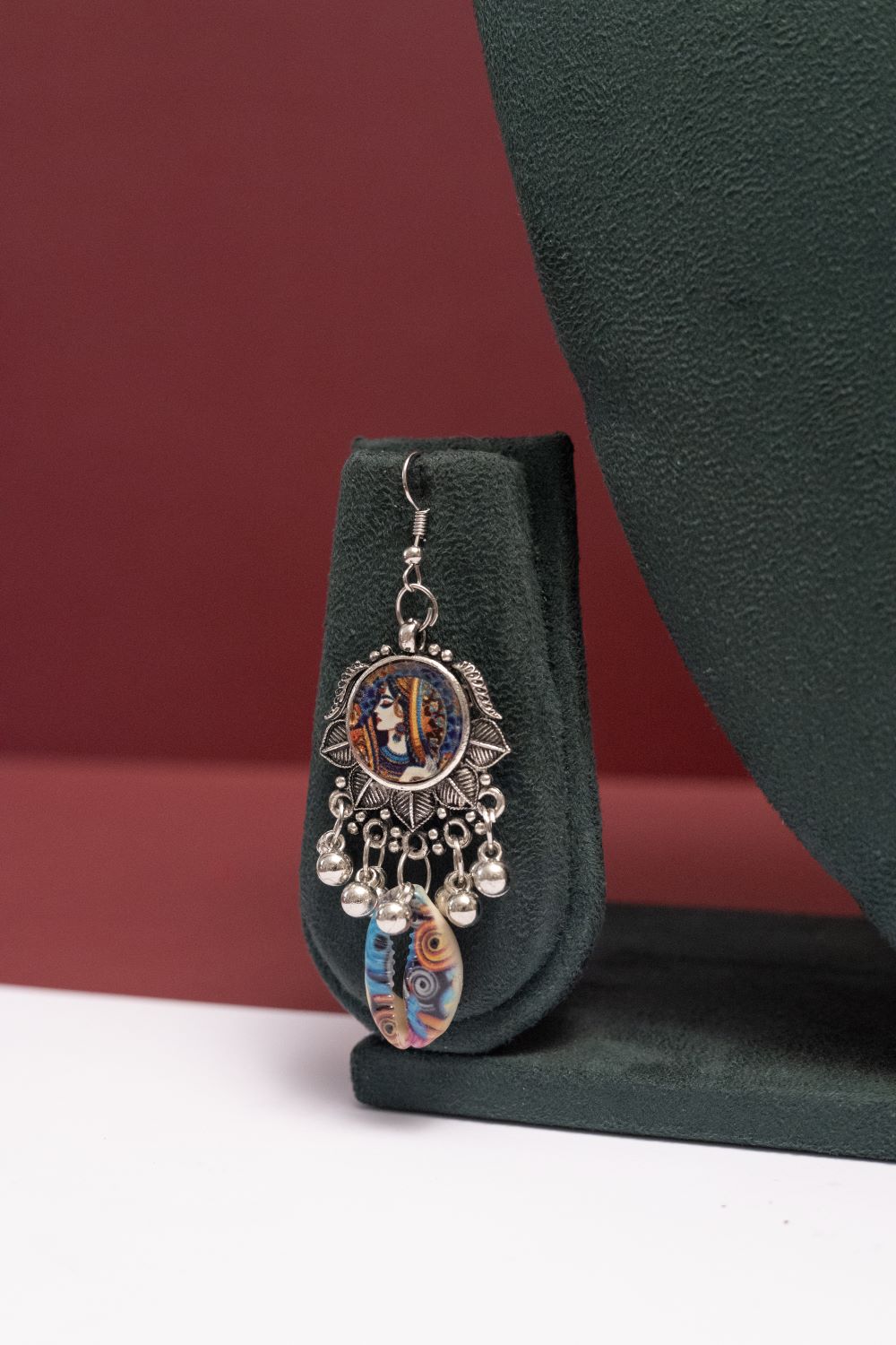 Oxodise Queen Pendant Necklace with Colorful Dangling Kodi