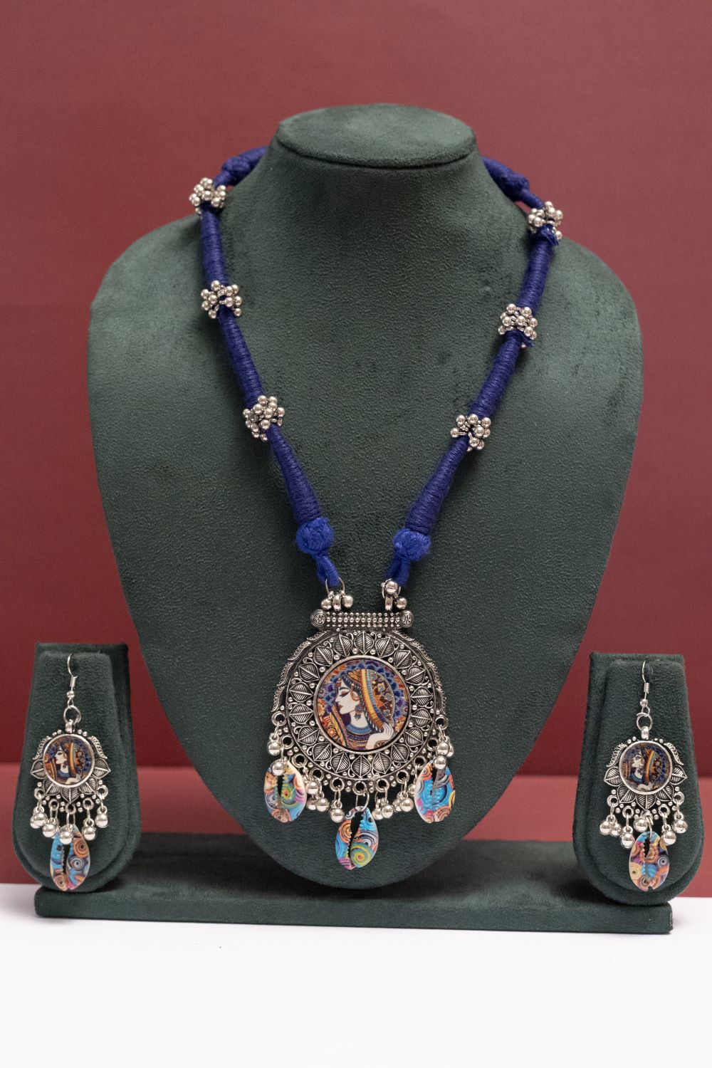 Oxodise Queen Pendant Necklace with Colorful Dangling Kodi