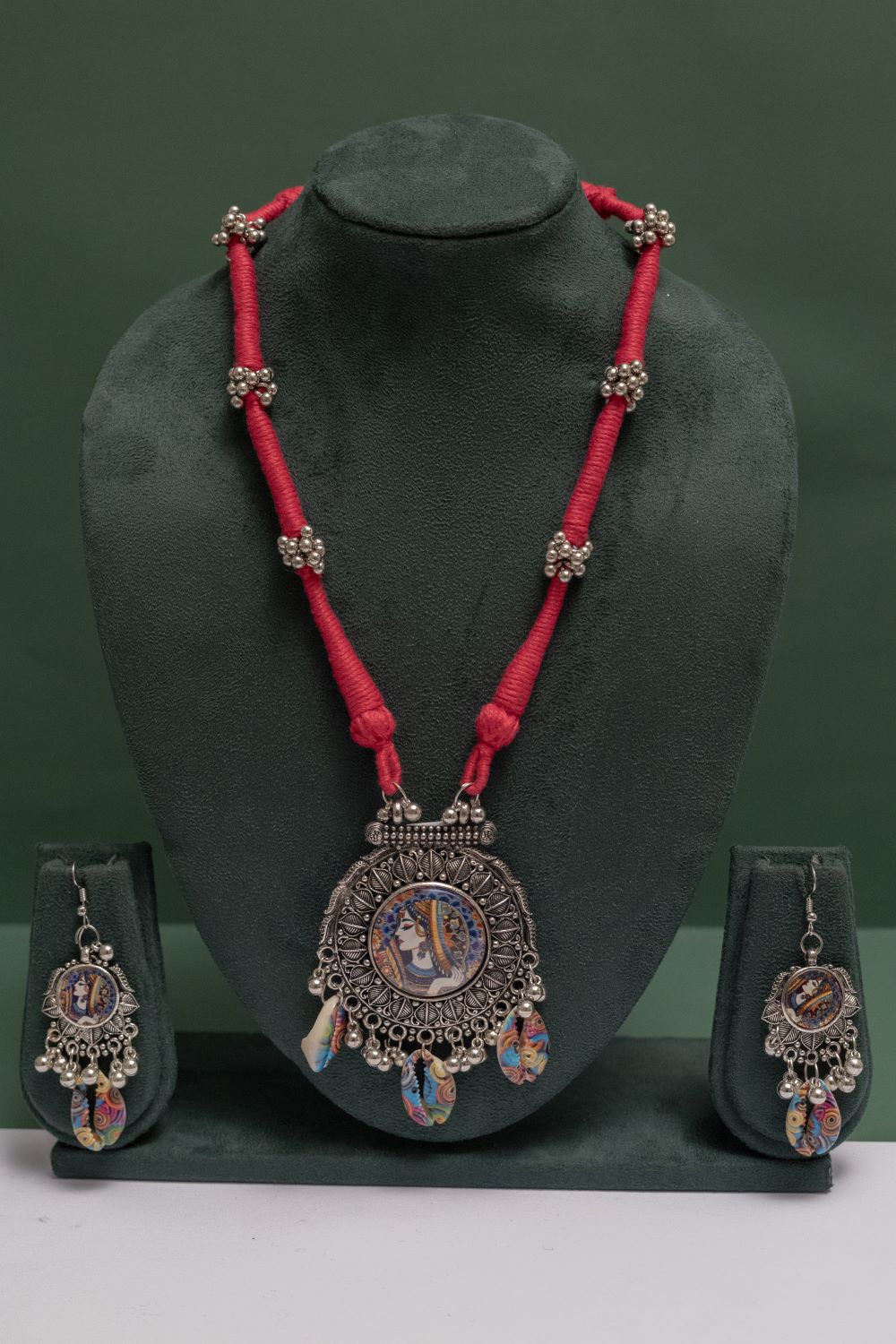 Oxodise Queen Pendant Necklace with Colorful Dangling Kodi