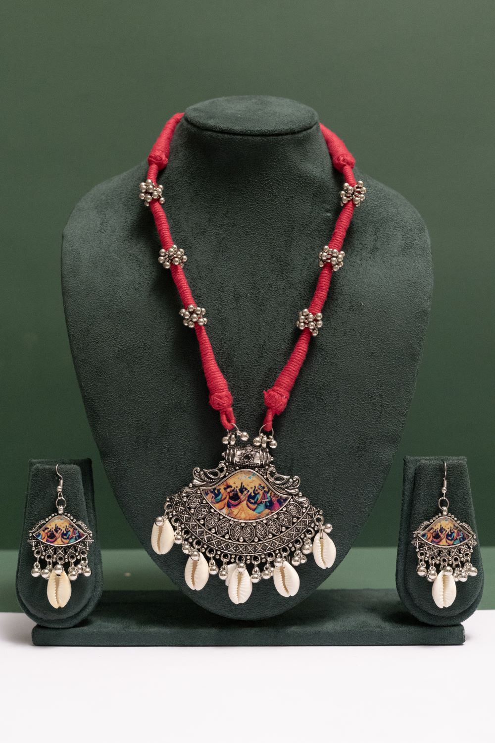 Oxodise Raas-Leela Pendant Necklace with Beads & Kodi (Cowrie)