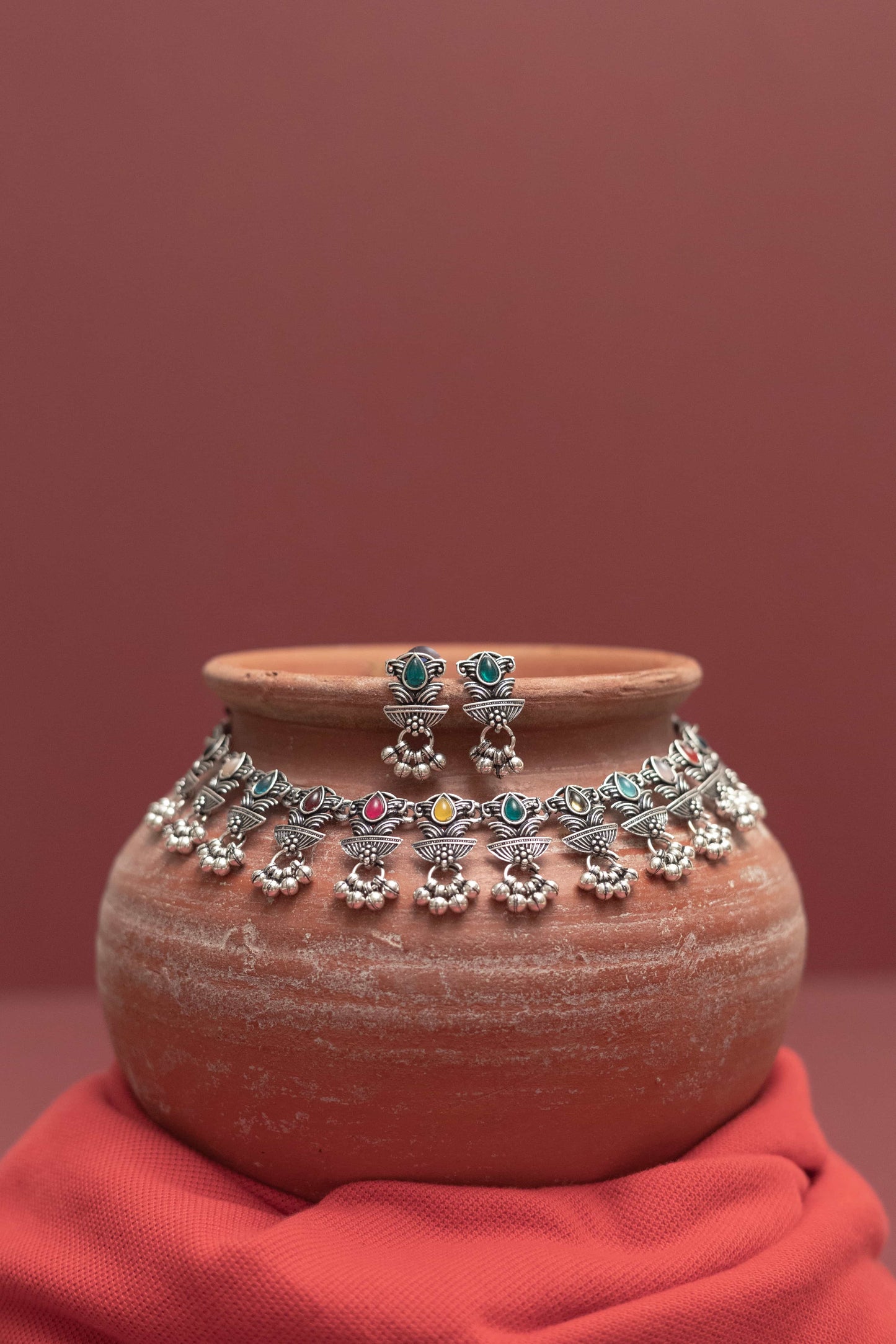 Oxodise Choker Necklace with Multicolor Teardrop Cabochons