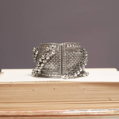 Openable Oxodise Royal Dangling Dotted Kada
