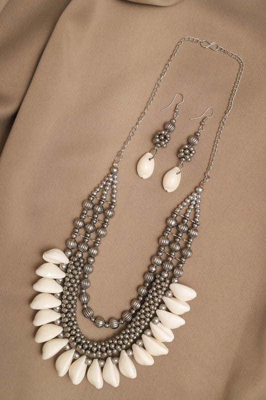 Oxodise Chain Beads Necklace with Hanging Kodi (Cowrie Shells)