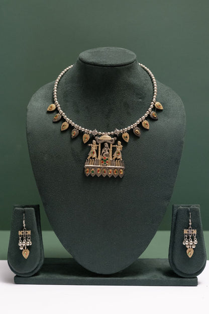 Oxodise Two Tone Royal Palanquin Pendant Necklace with Leaf Motifs