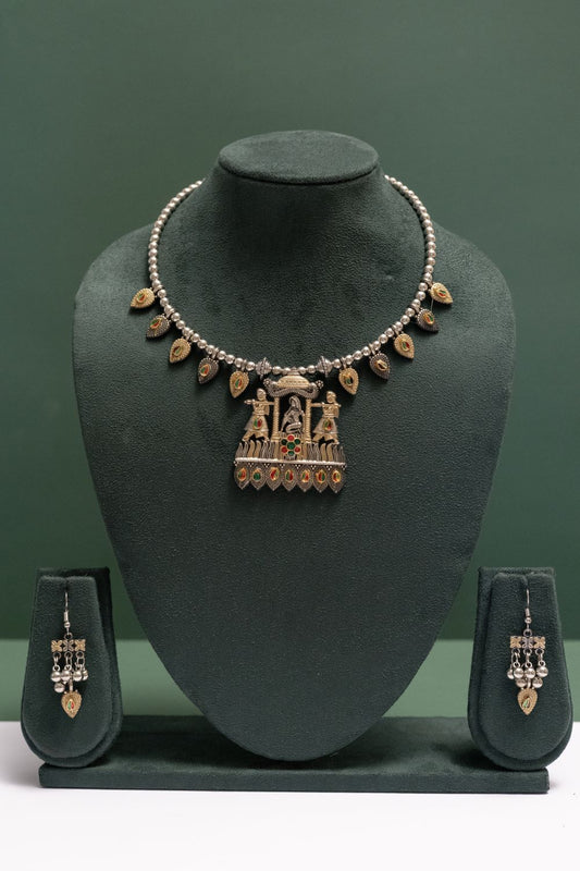 Oxodise Two Tone Royal Palanquin Pendant Necklace with Leaf Motifs