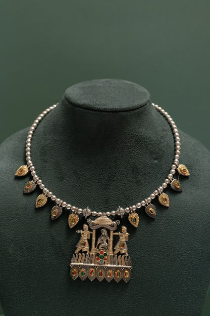 Oxodise Two Tone Royal Palanquin Pendant Necklace with Leaf Motifs
