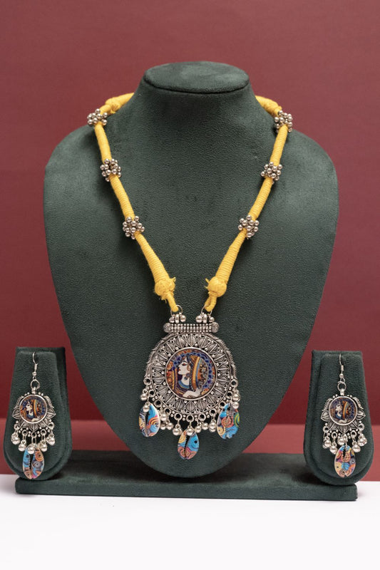 Oxodise Queen Pendant Necklace with Colorful Dangling Kodi