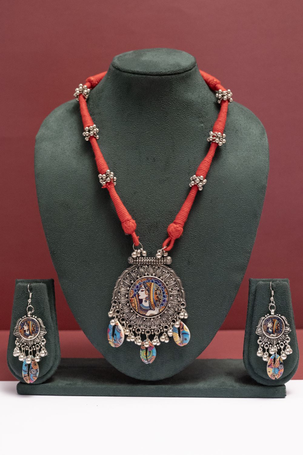 Oxodise Queen Pendant Necklace with Colorful Dangling Kodi