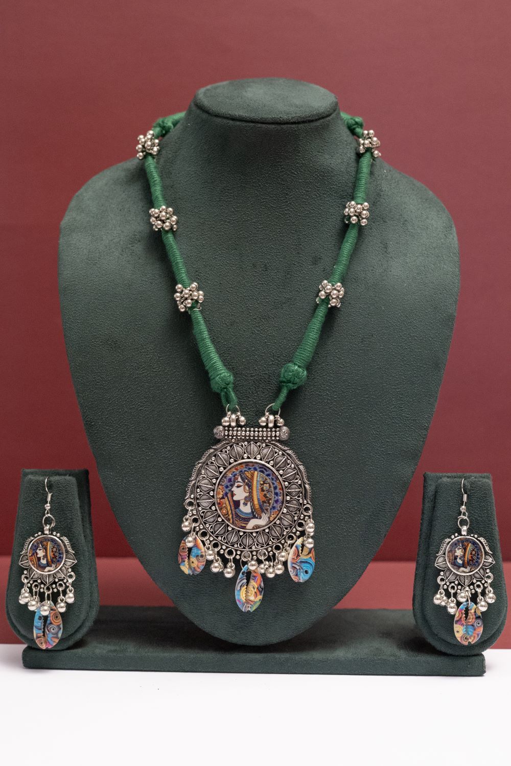 Oxodise Queen Pendant Necklace with Colorful Dangling Kodi
