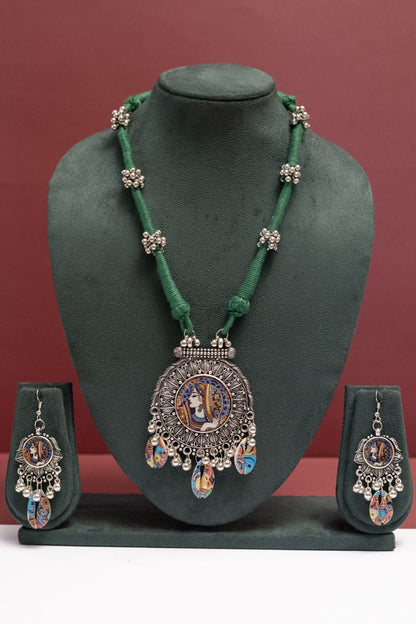 Oxodise Queen Pendant Necklace with Colorful Dangling Kodi