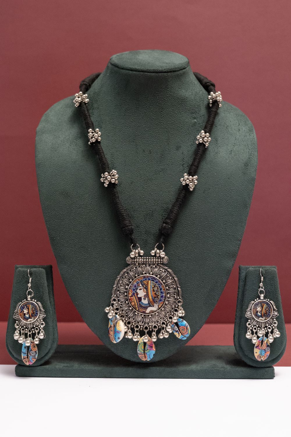 Oxodise Queen Pendant Necklace with Colorful Dangling Kodi