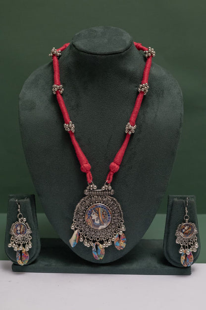 Oxodise Queen Pendant Necklace with Colorful Dangling Kodi