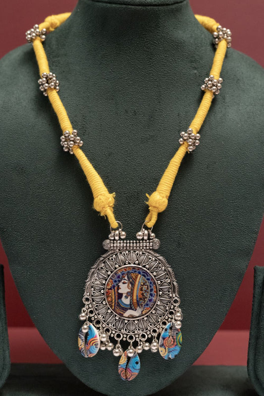Oxodise Queen Pendant Necklace with Colorful Dangling Kodi