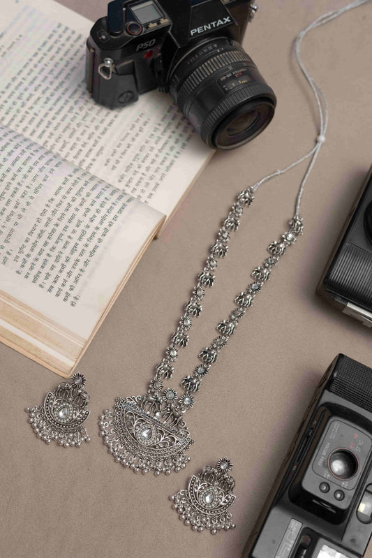 Oxodise Stone Elephant Necklace with Silver Cabochons
