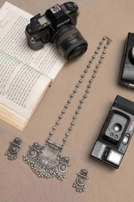 Oxodise Silver Antique Chain Pendant Necklace with Matching Earrings